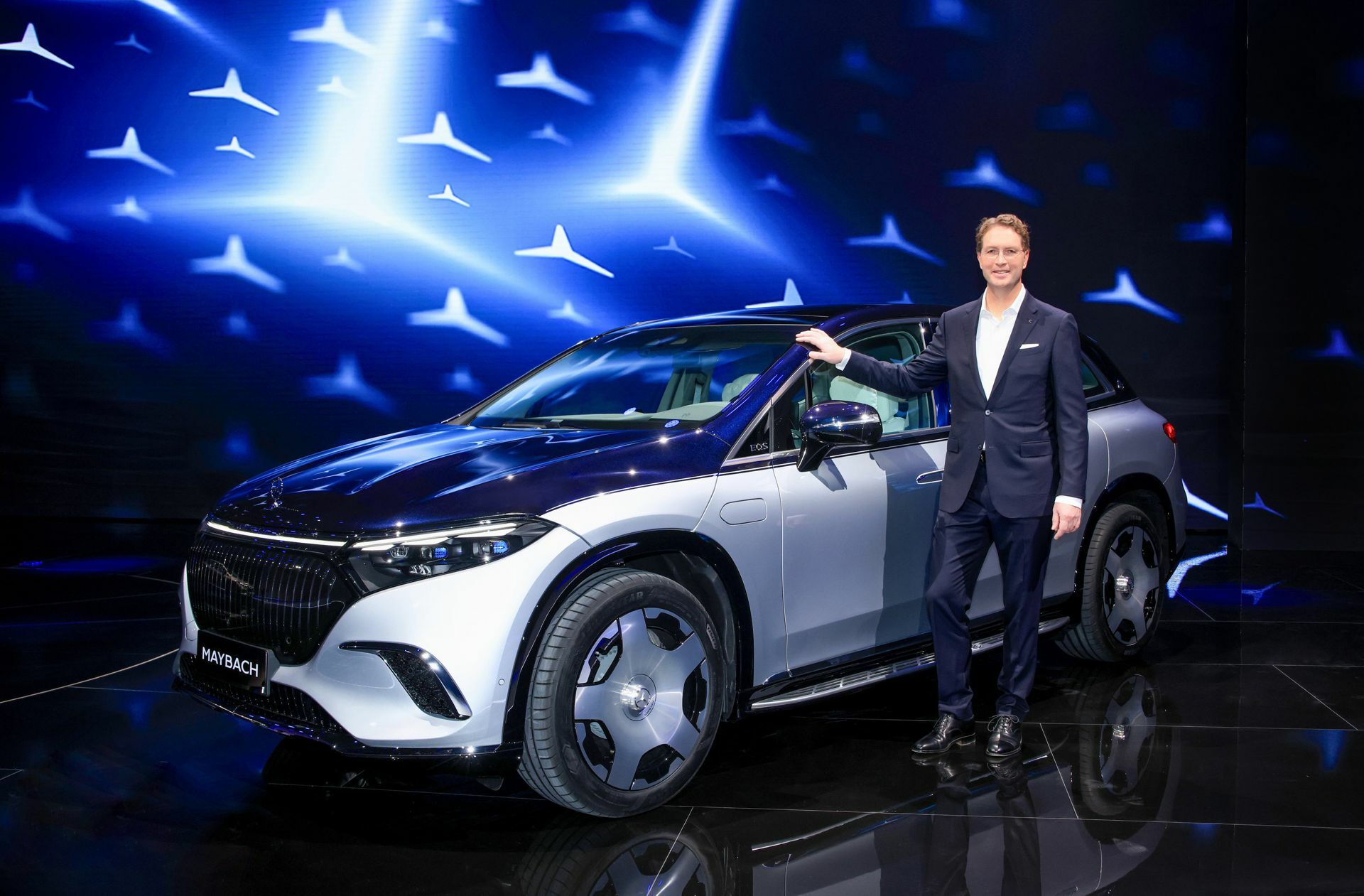 In Shanghai stellte Mercedes-Chef Ola Källenius den Maybach EQS SUV vor. Das Luxus-Elektromodell soll Mercedes eine bessere Position auf Chinas E-Automarkt verschaffen.