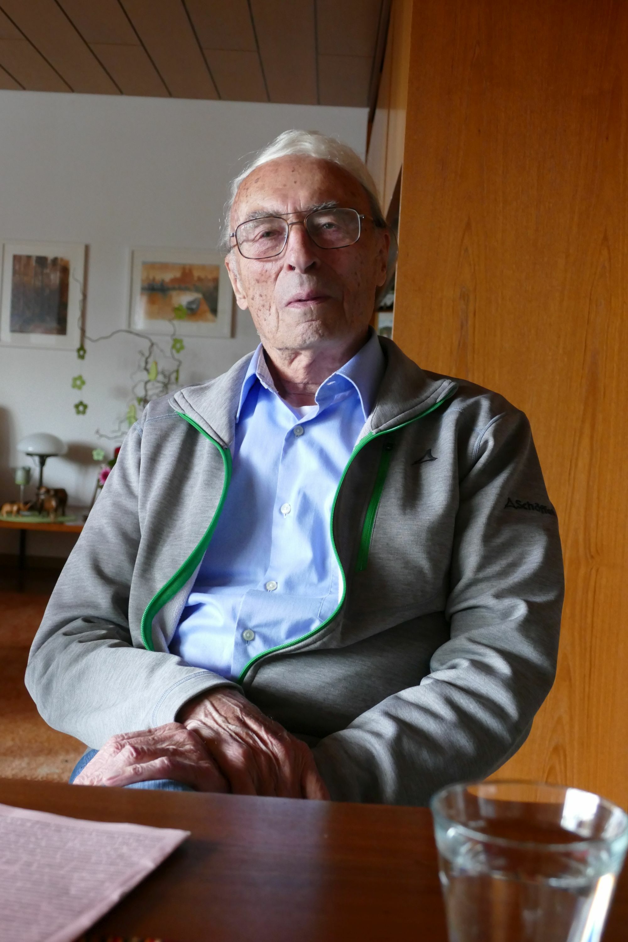 Rolf Stäbler hält sich mit Sport fit. Zweimal in der Woche spielt er noch Tennis. Bild: Lück