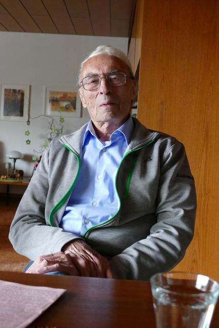 Rolf Stäbler hält sich mit Sport fit. Zweimal in der Woche spielt er noch Tennis. Bild: Lück