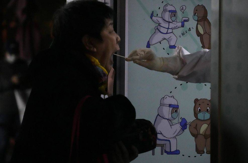 Eine Frau in Peking lässt sich testen.