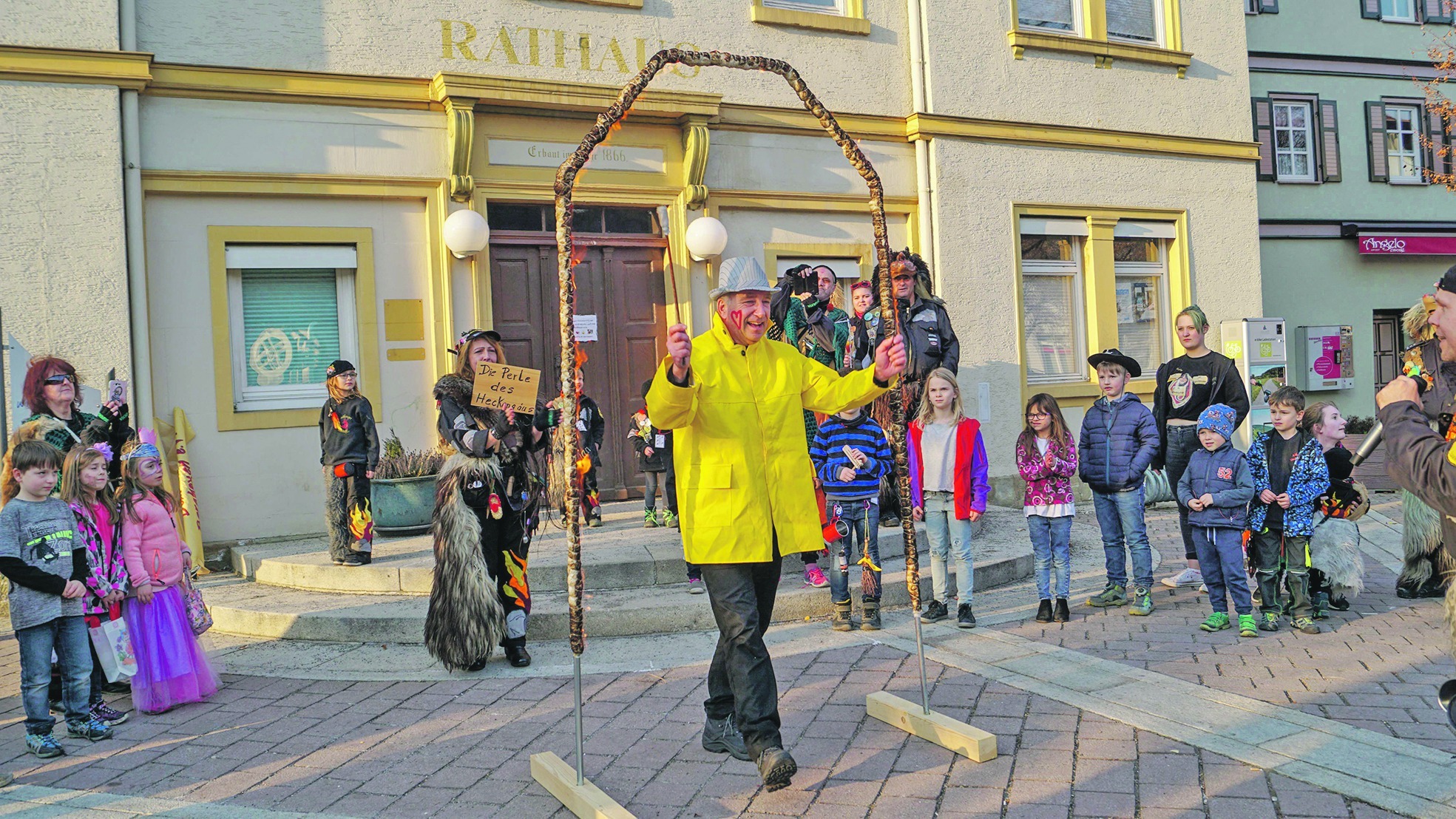 Nach bestandenen Prüfungen darf sich der Aidlinger Bürgermeister Ekkehard Fauth jetzt „Aidbergdeifl vom Heckengäu“ nennen. Bild: SDMG/Dettenmeyer