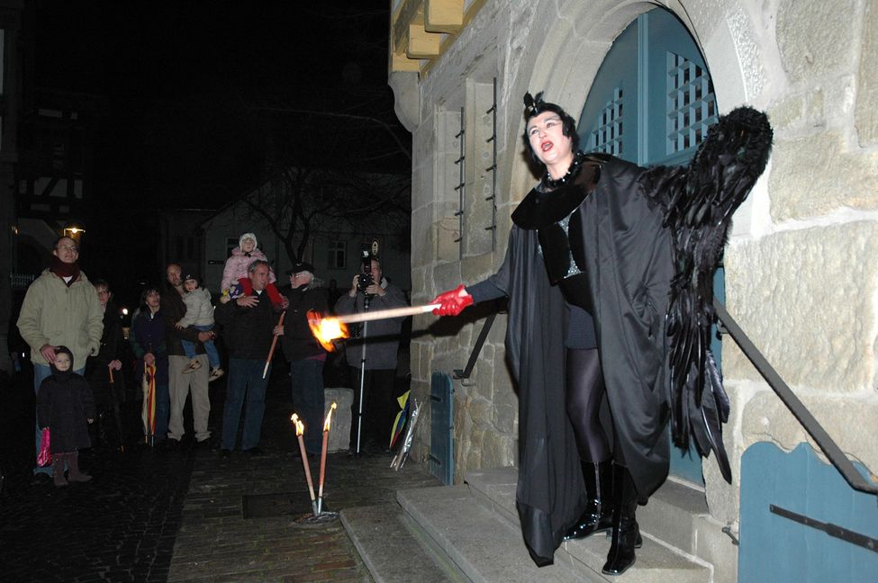 Das Sindelfinger Christgeburtsspiel ist immer wieder eine beeindruckende Aufführung. Nacht, Kälte, Fackelschein und Musik, und dann das Finale in der Martinskirche lassen das Publikum nicht unberührt.     Archivbild: Stampe/A