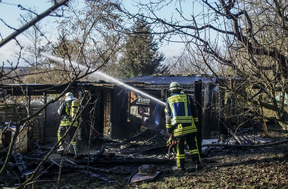 Die Feuerwehr konnte das Gartenhaus nicht mehr retten. Bild: SDMG/Dettenmeyer