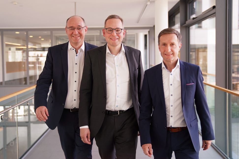 Vorstandsvorsitzender Michael Fritz (mitte) gemeinsam mit Privatkundenvorstand Oliver Braun (links) und dem neuen Firmenkundenvorstand Markus Linha.