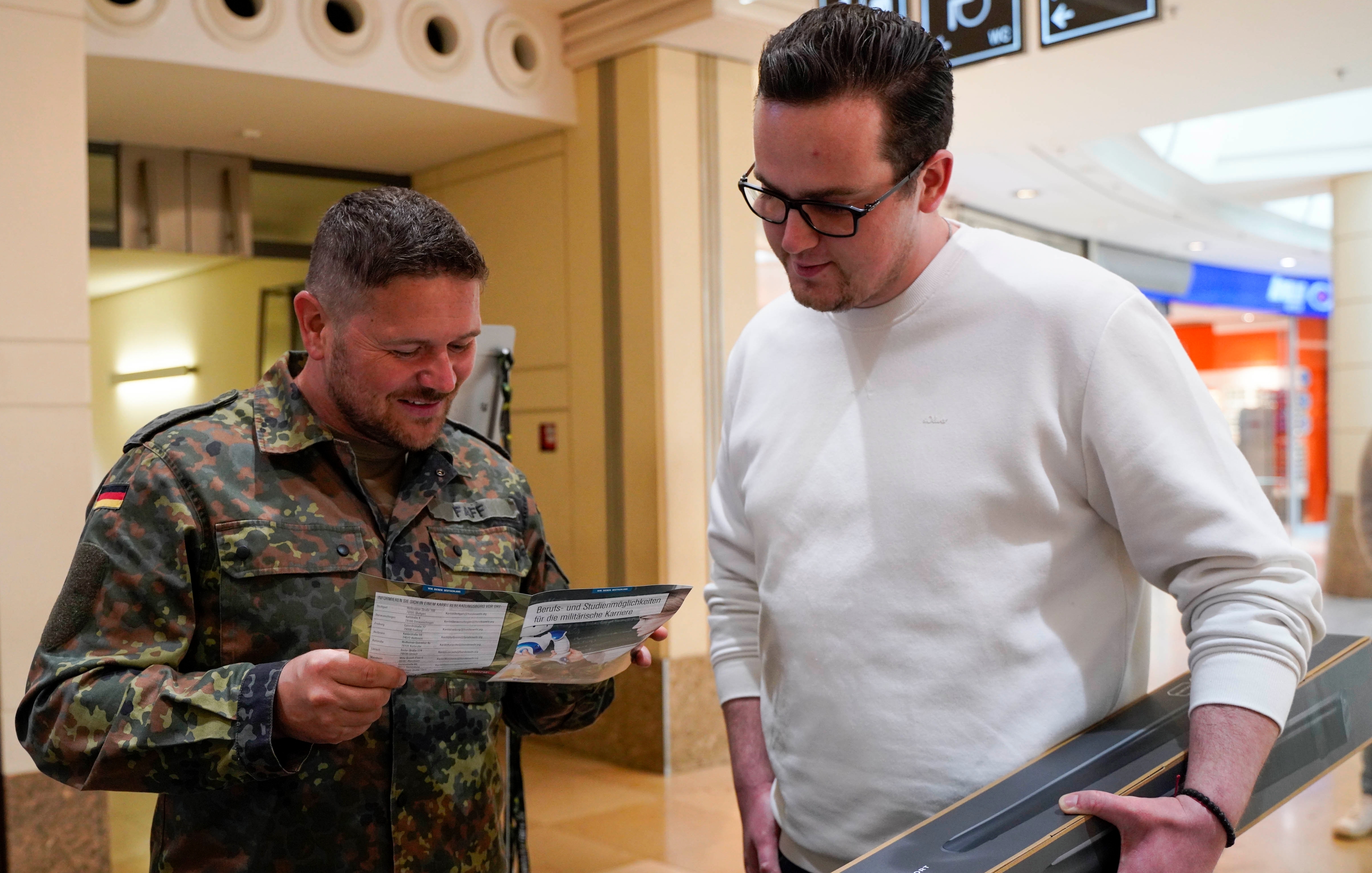 Was macht eigentlich die Bundeswehr? Roland Solomayer macht sich schlau.        Bild: Dettenmeyer
