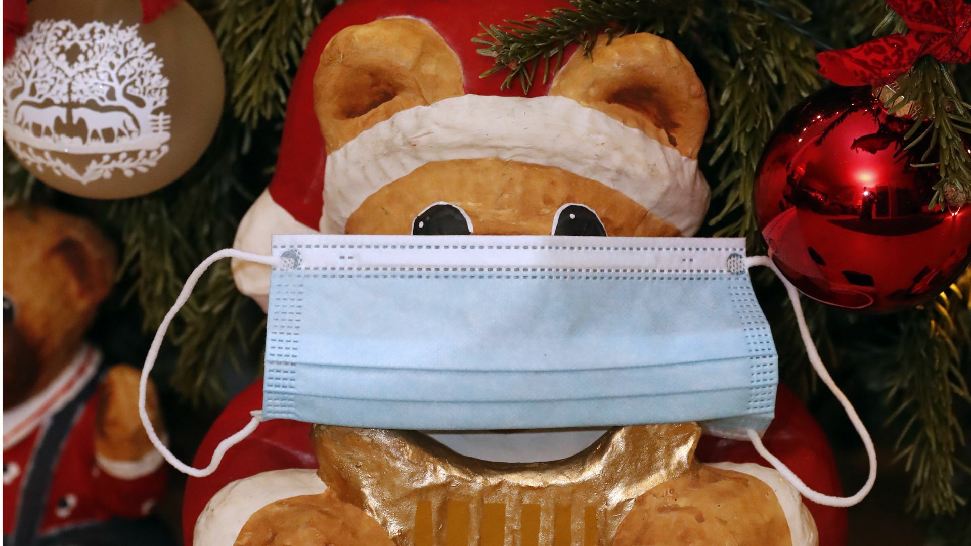 Mit Maske unterm Weihnachtsbaum – das sind für viele die Feiertage 2023.