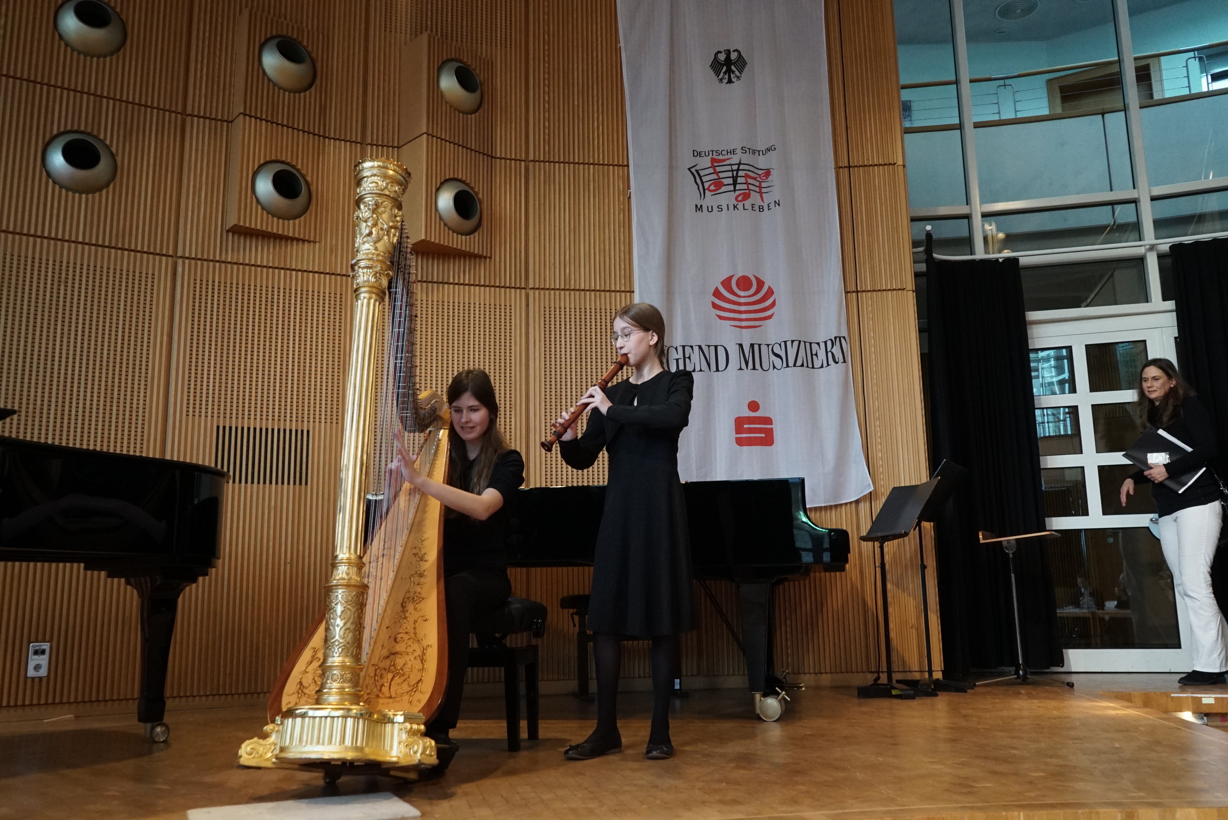 Clara Swanson Ohl an der Harfe und Saina Luise Rankl waren zwei der 160 Teilnehmer des Regionalwettbewerbs.     Bild: Heiden