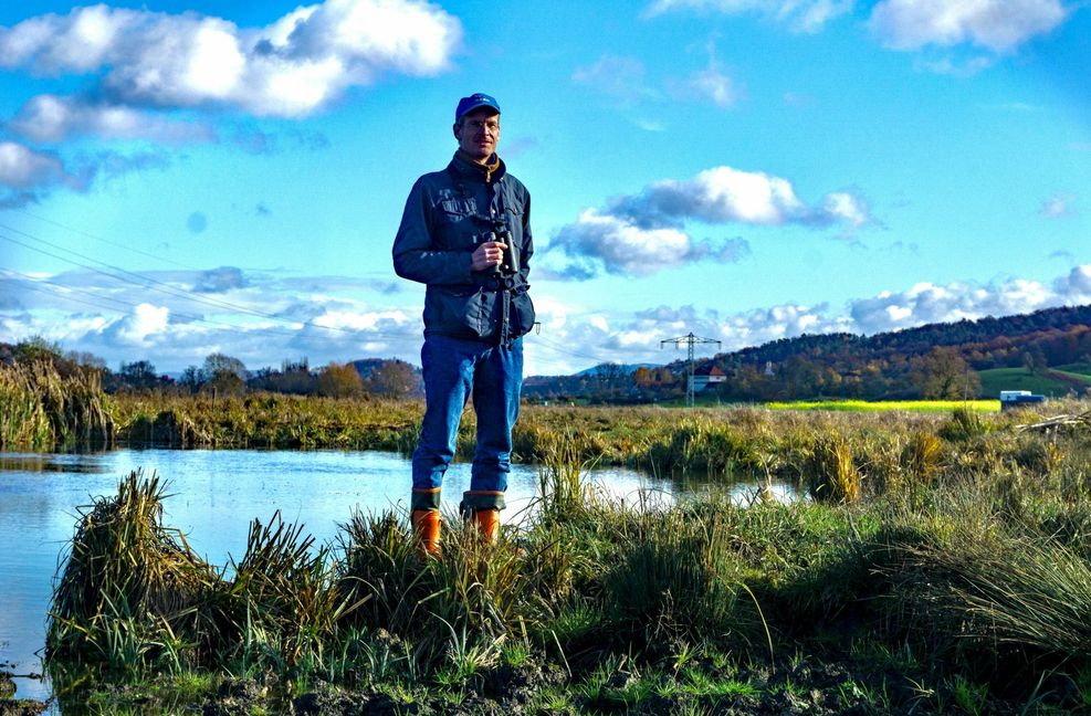 Lars Stoltze kümmert sich darum, dass sich die Kiebitze im Ammertal wohlfühlen.