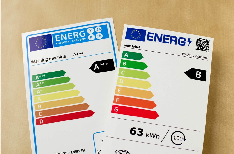 Energieeffizienzlabels zeigen an, wie sparsam ein Gerät ist. Was bedeutet das für die Gesamtkosten? (Symbolbild)