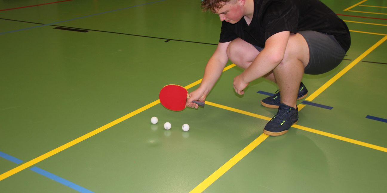 VfL-Jugendsprecher Jonas Scardanzan testete die Dellen im Boden der Sommerhofenhalle beim Tischtennis-Golf. Bild: z