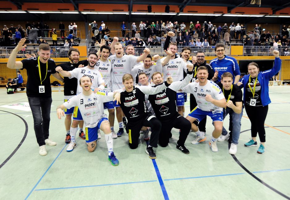 Die Handballer der HSG Böblingen/Sindelfingen feiern den 28:26-Erfolg gegen Fridingen/Mühlheim. Bild: photostampe