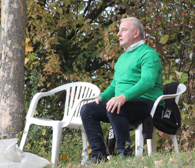 Maichingens Fußball-Abteilungsleiter Werner Klauß  auf einem seiner Stammplätze  im Allmendstadion.