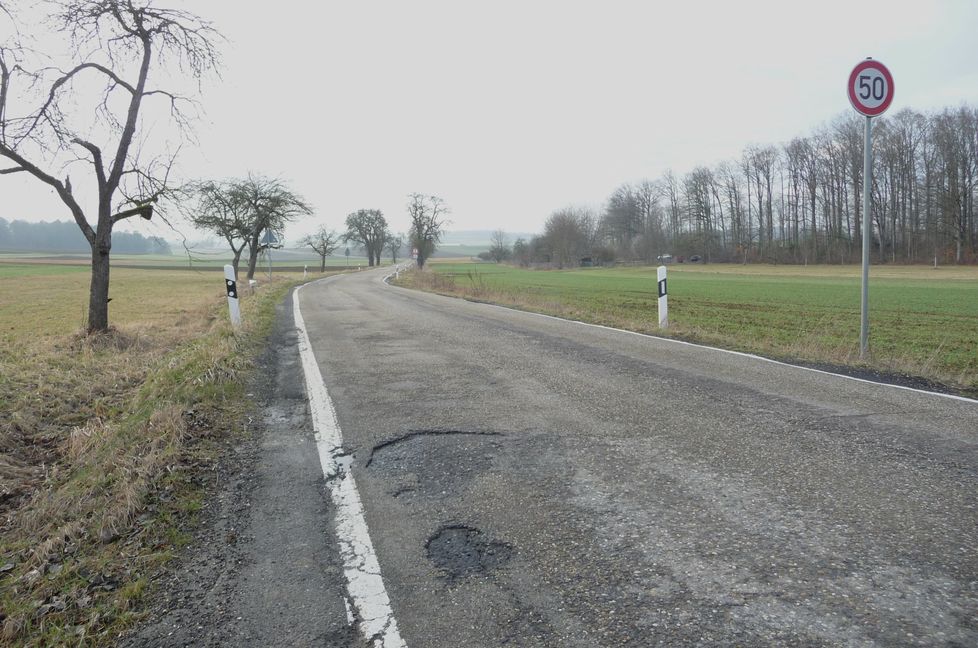: Schlaglöcher und ausgefahrene Ränder sind die Markenzeichen der seit Jahren maroden Landesstraße zwischen Magstadt und Schafhausen.  	Bild: Reichert
