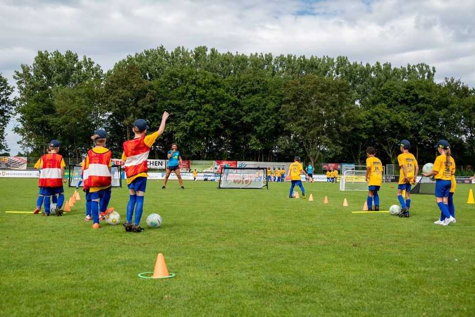 Im Slalom Richtung Tor geht es auch für die Jüngsten beim Ehninger Fußballcamp.