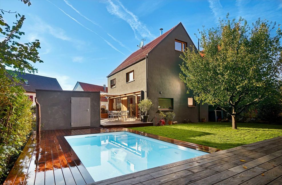 In der Ecke des Gartens ist eine hölzerne Lounge, die erlaubt den Blick auf Pool und Haus.
 Foto: Thilo Holzer Architekten..