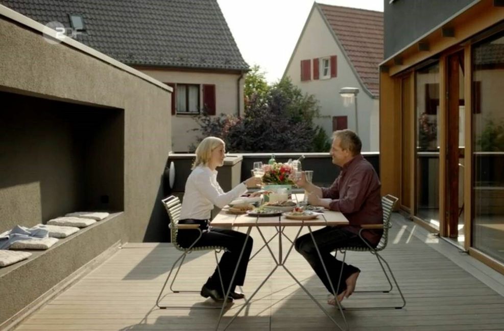 Dann sitzen die Kommissarin und SOKO-Leiterin Martina Seiffert (Astrid M. Fünderich) und ihr Mann Richard Seiffert (Stephan Schad) auf der Terrasse. . .
 Foto: Bavaria Fiction/SOKO Stu..