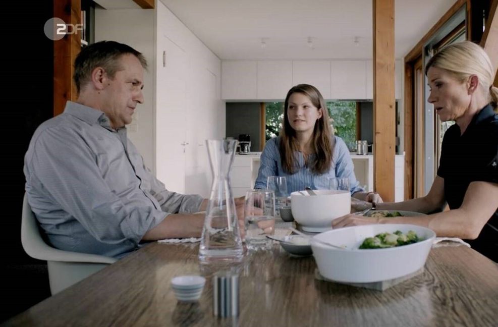 . . . oder im Essbereich mit der Einbauküche vom Schreiner im Hintergrund. Szene mit Martina Seiffert (Astrid M. Fünderich), Tochter Cordula Seiffert (Anna Bullard-Werner) und Richard Seiffert (Stephan Schad). Die Familie Holzer wohnt dann in der Dreharbeiten-Tage bei Freunden oder Verwandten.
 Foto: Bavaria Fiction/SOKO Stu..