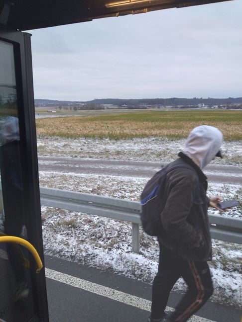 Hauptsache, irgendwo angekommen:  Ausstieg auf freier Flur am Acker bei Gärtringen.    Bild: Buck