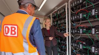 Laut Katrin Habenschaden, Nachhaltigkeitschefin der Deutschen Bahn, kann mit Solaranlagen und Batteriespeichern rund ein Viertel des Strombedarfs im Leipziger Werk gedeckt werden.
