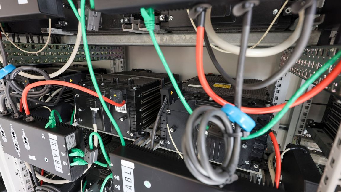 Der sogenannte Second Life Batteriespeicher besteht aus alten E-Auto-Batterien, die über die eigene Solaranlage geladen werden.