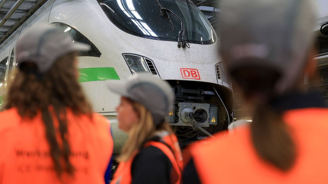 Im ICE-Werk Leipzig werde Züge gewartet.