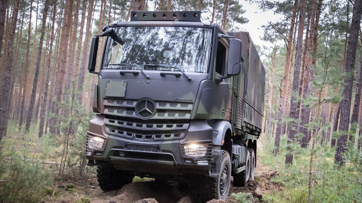 Der Mercedes-Benz Lkw vom Typ Arocs mit Allradantrieb