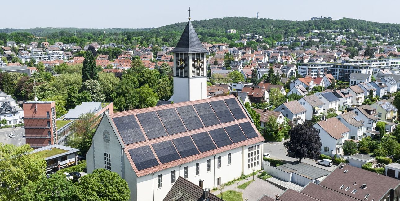 Auch auf Kirchendächern haben die Sindelfinger Stadtwerke  Photovoltaikanlagen intstalliert.