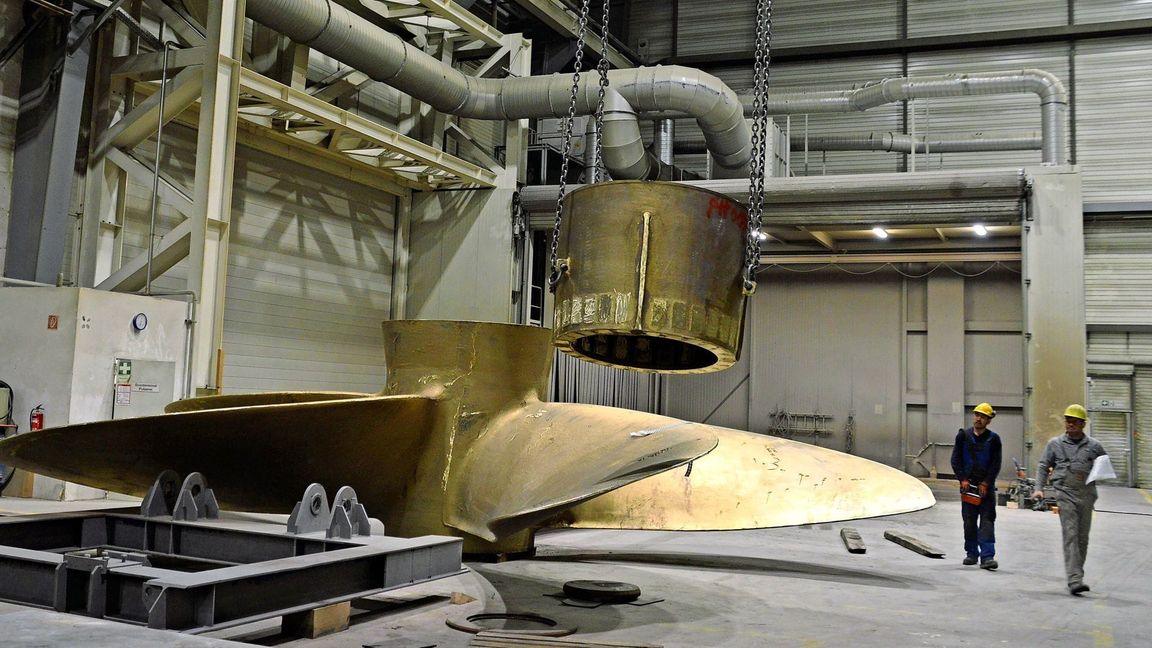 Eine Propellerkappe wird über einen Propeller bewegt. MMG in Waren (Müritz) fertigt vor allem Festpropeller (wie hier im Bild) und daneben Teile für Verstellpropeller.