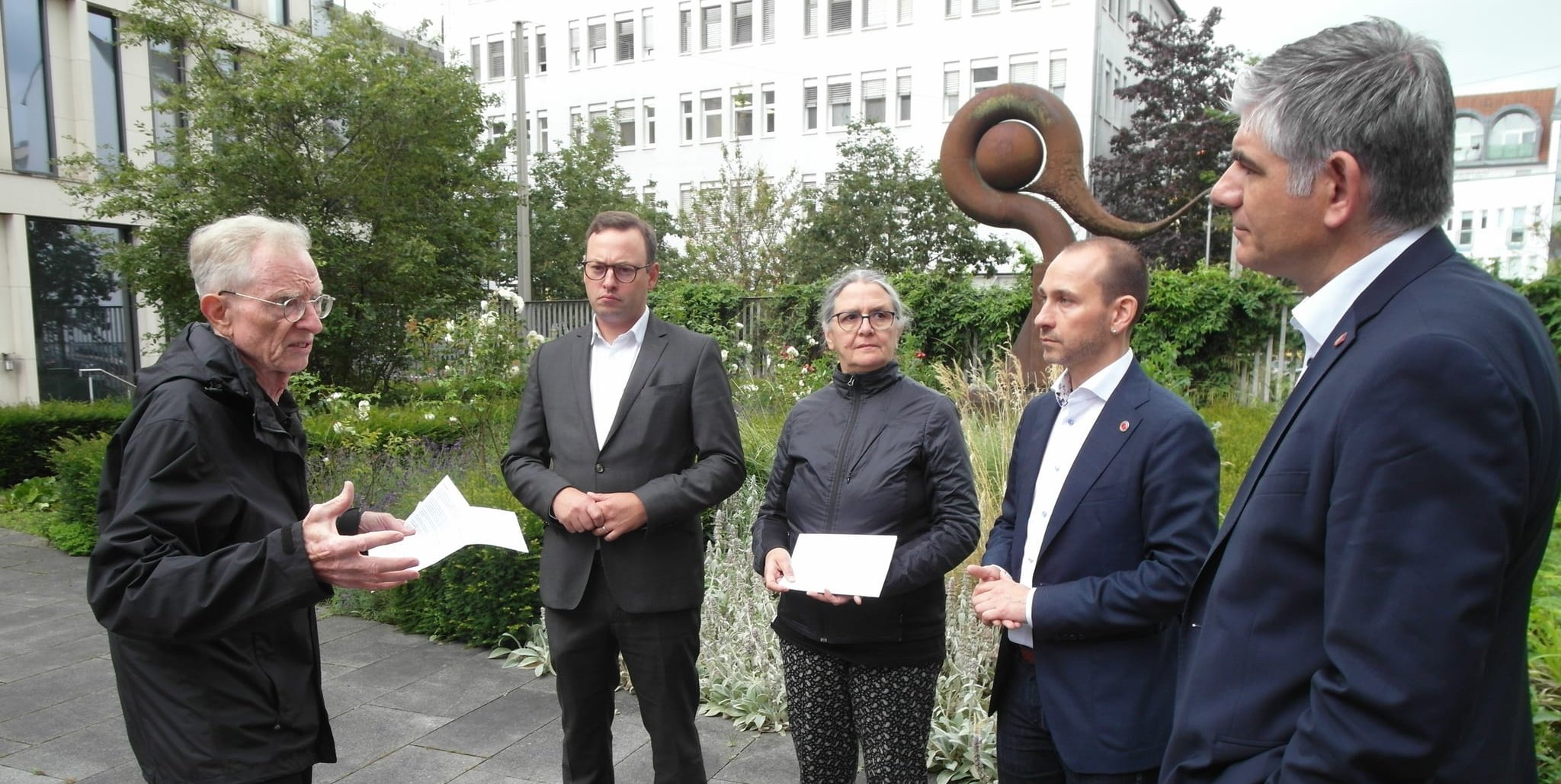 Prof. Karl-Heinz Rau, Lukas Rosengrün, Dorothea Bauer, Dr. Stefan Belz, Ioannis Delakos bei der Übergabe der Petition.