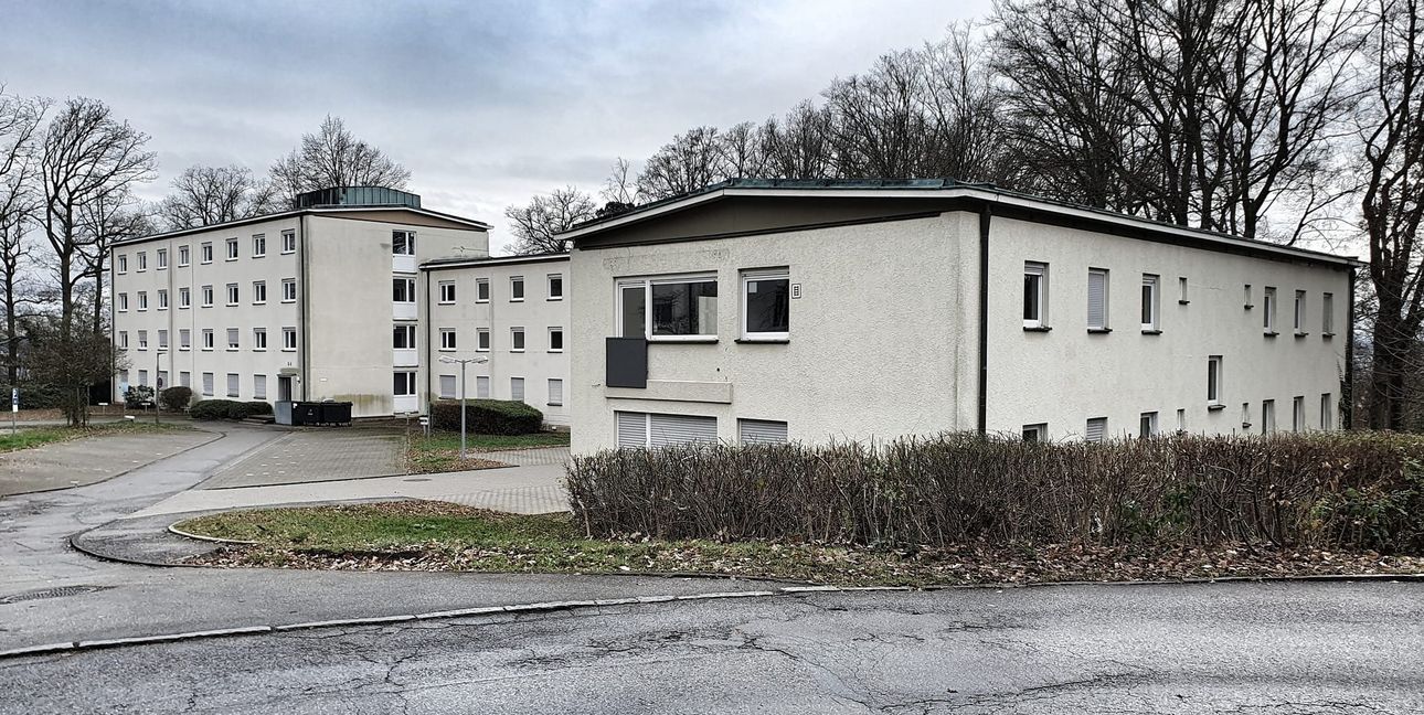 Richtung Haydnstraße ist das Areal von drei bereits geräumten Verwaltungsgebäuden begrenzt. Früher war hier die Zahnklinik untergebracht. Diese Häuser sollen abgerissen werden.