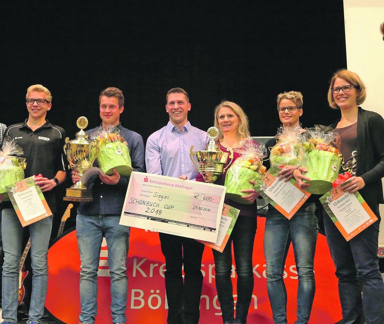 Auf der Jubiläumsparty wurden die Gesamtsieger des Schönbuch-Cups ausgezeichnet (von links): Levin Maurer (Zweiter), Johannes Bergdolt (Erster), Daniel Wengenroth von der Kreissparkasse Böblingen, Isabelle Zimmerhakl (Erste), Katharina Kellermann (Zweite) und Swantje Friedrich (Dritte). Es fehlt Nico Seitter (Dritter). Bilder: Priestersbach