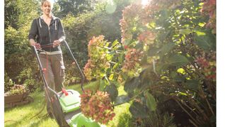 In der Übergangszeit bis zum Winter lohnt es sich, die Fläche wieder in Schuss zu bringen. So ist der grüne Teppich im Garten für die kalten Tage gestärkt und kommt im Frühling schnell wieder zu Kräften.