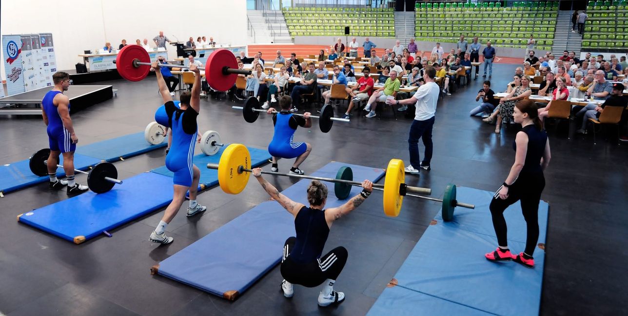 Die Gewichtheber sorgen bei der Delegiertenversammlung im Glaspalast mit ihrer Einlage für eine willkommene Abwechslung.