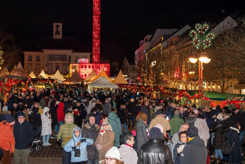 Vorweihnachtlich geht es auf dem Sindelfinger Marktplatz zu.