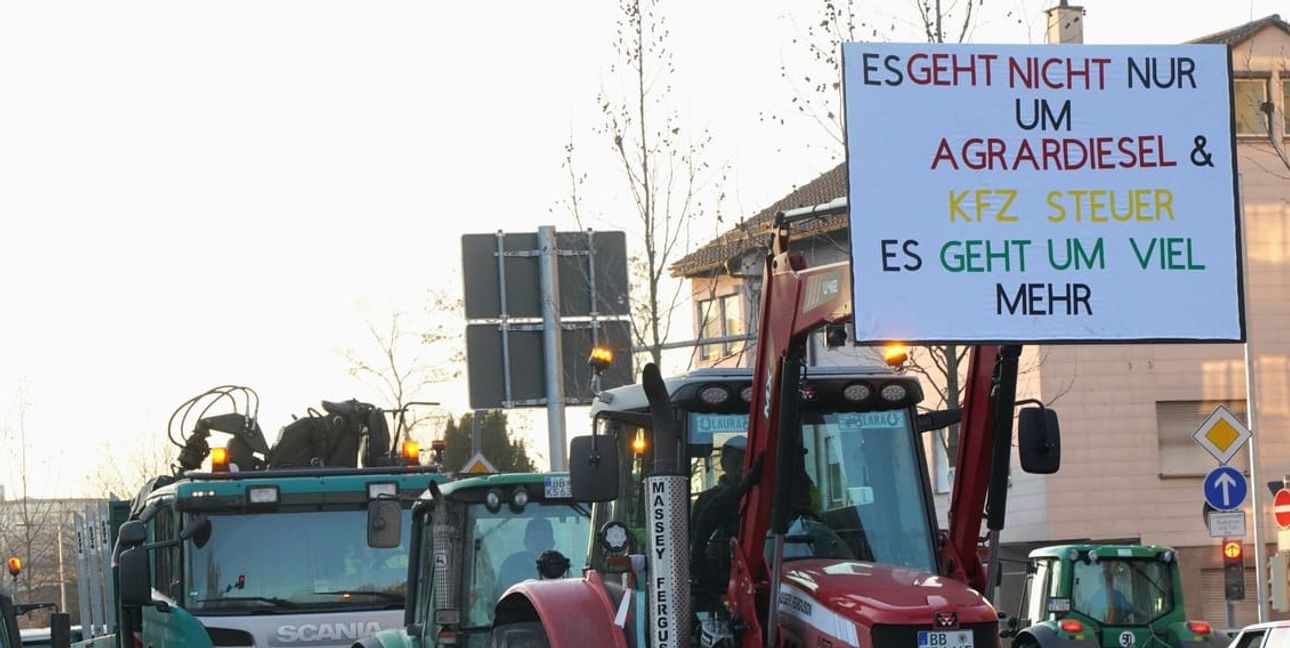 Im Vorfeld des Besuchs von Minister Özdemir in Böblingen protestierten Bauern auf ihren Treckern.