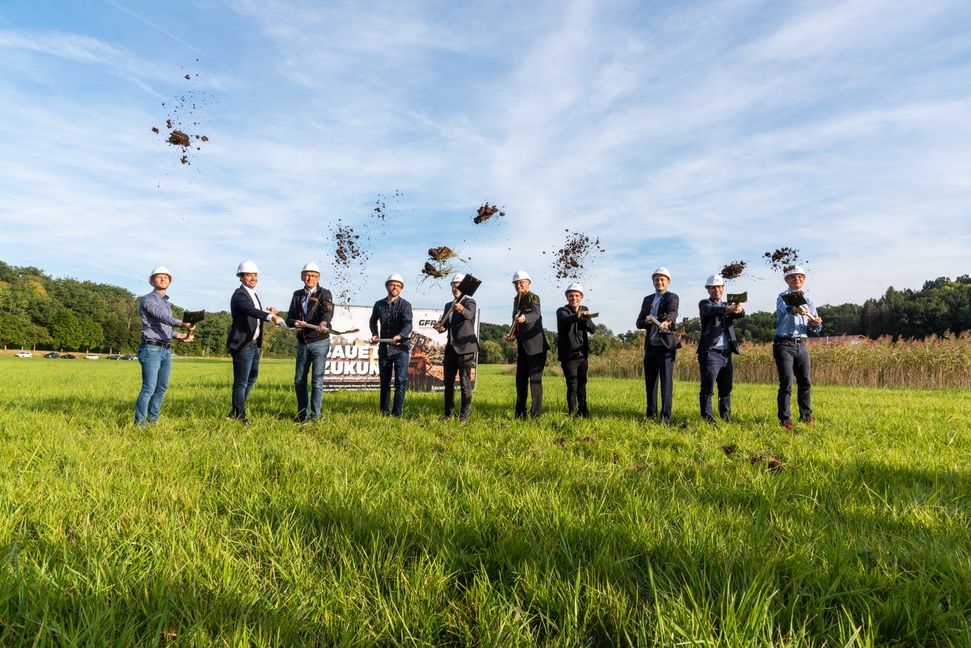 Mit der Schaufel in der Hand:  Dan Häring (Bauamtsleiter Ehningen), Tim Gförer (Geschäftsführer von Gförer), Cluas Unger (ehemaliger Ehninger Bürgermeister), Yves Ayadi (Büro Wald+Corbe), Bürgermeister Lukas Rosengrün, Landrat Roland Bernhard, Florian Wahl (MdL), Matthias Miller (MdL), Björn HInk (Geschäftsführer Wasserverband Würm) und Jupp Jünger (Wasserwirtschaftsamt, Landratsamt Böblingen/von links). Bild: Nüßle