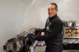Francesco Romeo bereitet im Currytruck den Glühwein nach Familienrezept frisch zu – täglich und mit einer geheimen Gewürzmischung.