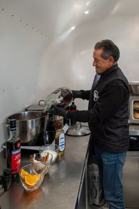 Salvatore (links) und Francesco Romeo stoßen am Currytruck mit ihrem frisch zubereiteten Glühwein an.