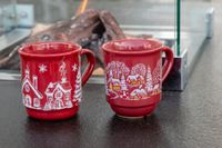 Weihnachtliche Tassen warten auf heißen Glühwein: Winterstimmung am Currytruck.	Bilder: Nüßle