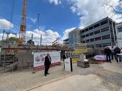 BBG-Geschäftsführer Rainer Ganske (von links) und Oberbürgermeister Dr. Stefan Belz bei der Grundsteinlegung