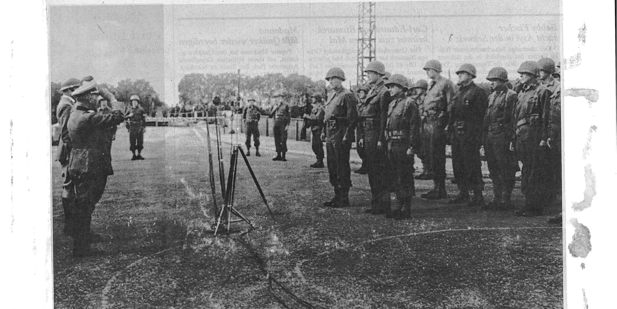 Generalmajor Botho-Henning Elster (links) kapituliert vor amerikanischen Streitkräften. 20 000 deutsche Soldaten geraten damit in Gefangenschaft, sie bleiben am Leben.