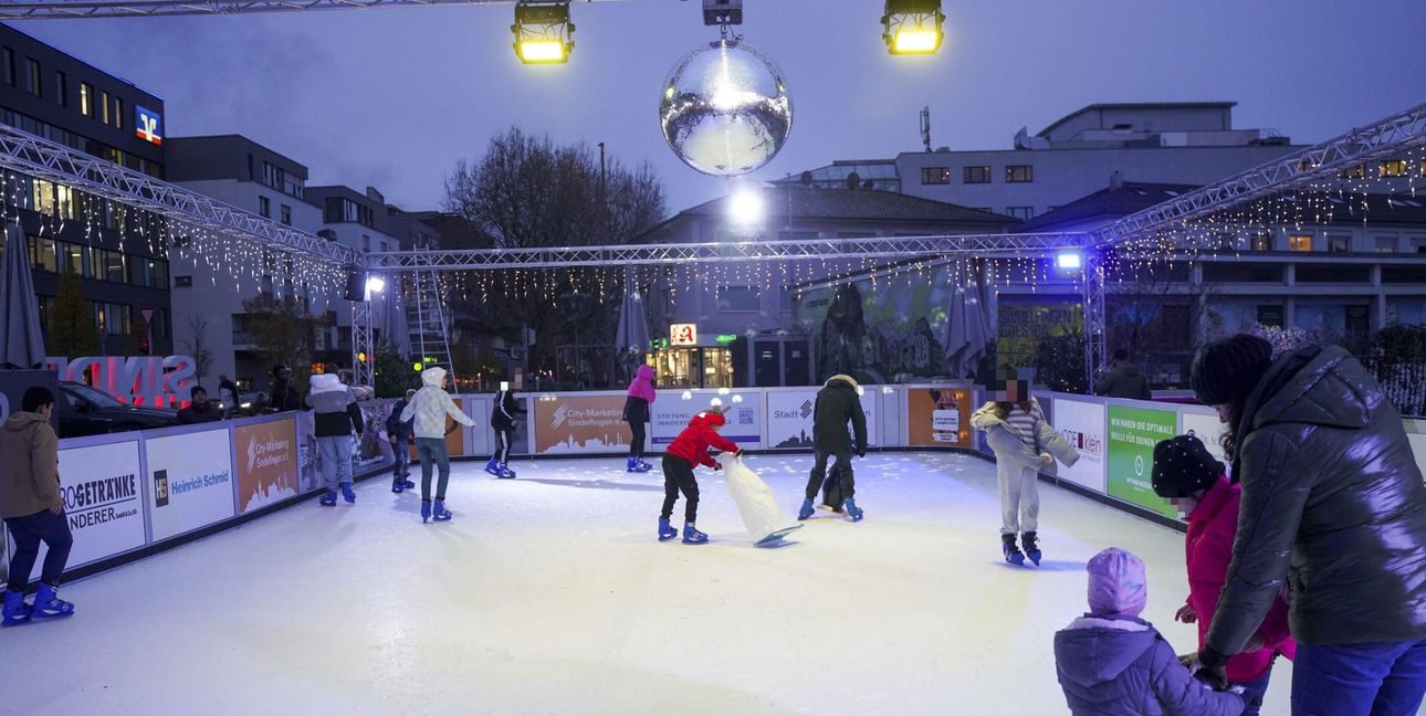 Ein Jahr ist schnell vorüber: Eine unbeschwerte Schlittschuhrunde aus dem letzten Winter. das Winterwunderland bekommt jetzt Zuwachs und steht bis Mitte Januar.Bild: Dettenmeyer/A