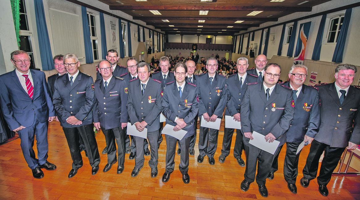Der Böblinger Landrat Roland Bernhard (links) mit den geehrten Feuerwehrkameraden in in der Festhalle Merklingen. Die Sindelfinger Floriansjünger mussten bei der Versammlung wegen eines Einsatzes ausrücken.  Bild: Richter