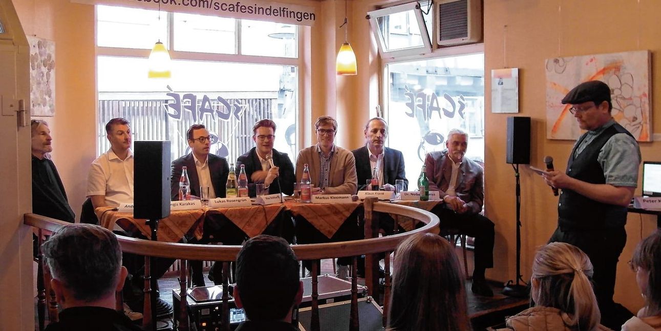 Die sieben Kandidaten für die Sindelfinger OB-Wahl: Andreas Ankele, Cengiz Karakas, Lukas Rosengrün, Maximilian Reinhardt, Markus Kleemann, Klaus Frank, Dr. Norbert Weiss und Moderator Peter Komhard (von links). Bild: Staber.