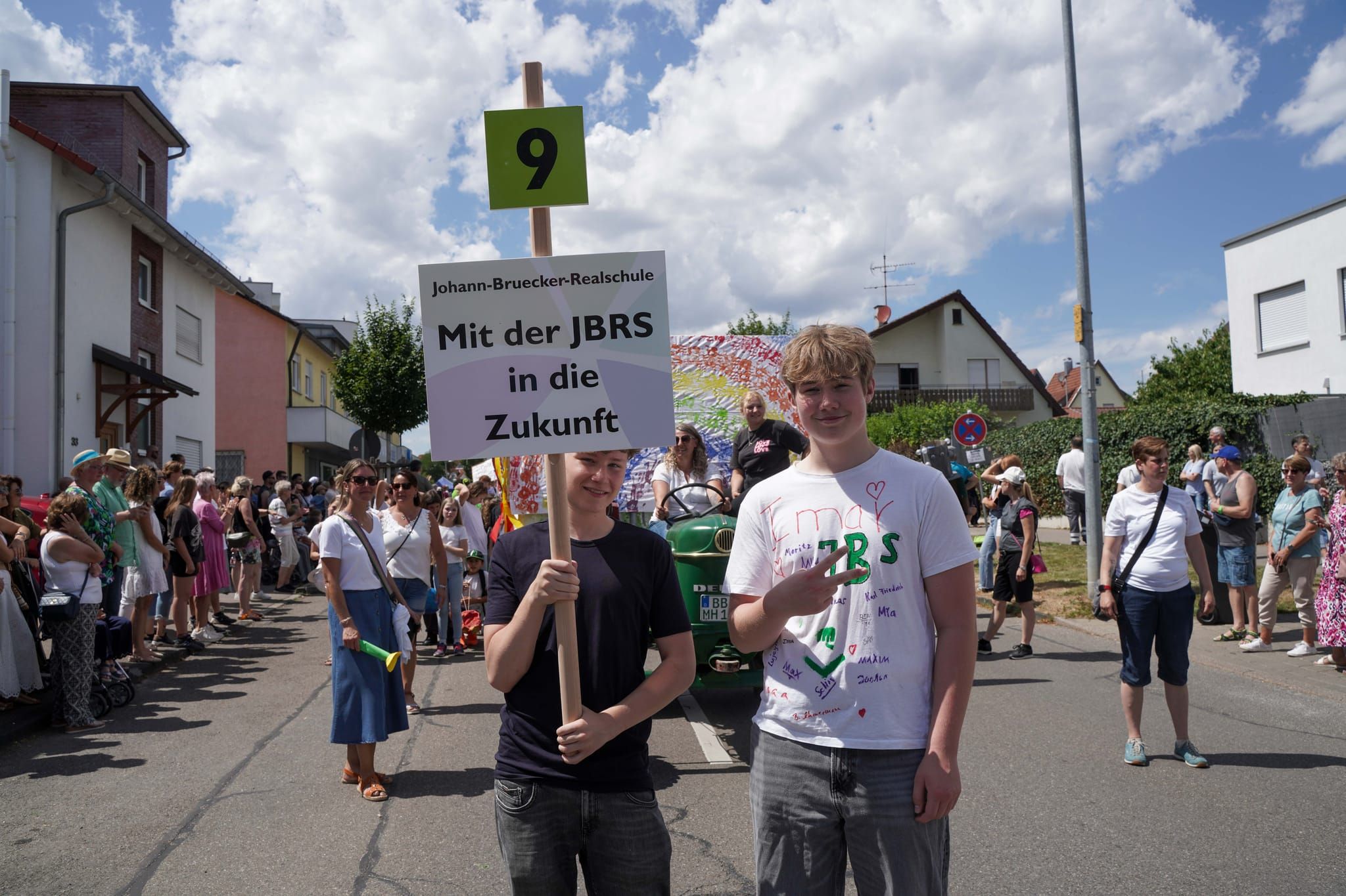 Ein bunter Festumzug zog durch die Straßen Schönaichs.