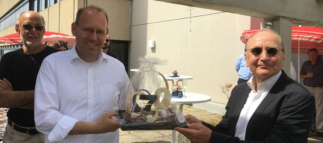 Oberbürgermeister Bernd Vöhringer übergibt eine Schoko-Kreation von Kevin Kugel an Joachim Rücker. Links dessen Bruder Michael Rücker. Bild: P. Bausch