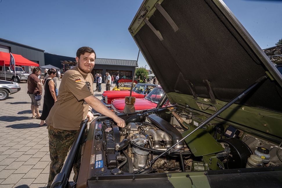 Maximilian Syring (20) aus Deufringen mit seinem Militär-Führungs-Funkwagen.