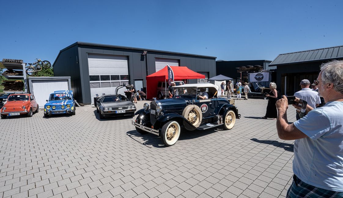 Die Oldtimerfahrzeuge waren in Gechingen gerne Fotomotive.