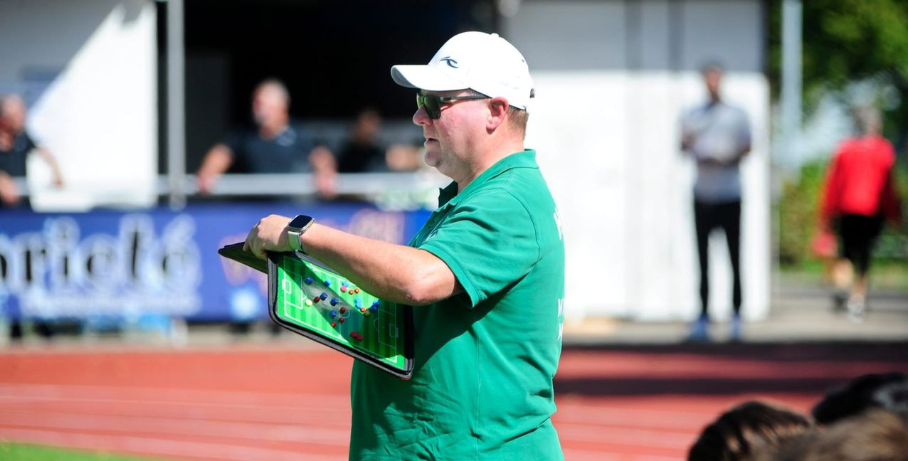 Bernd Gluiberwill mit Holzgerlingenraus aus dem Tebellenkeller. Bild: photostampe