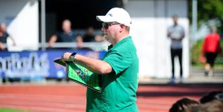 Bernd Gluiberwill mit Holzgerlingenraus aus dem Tebellenkeller. Bild: photostampe